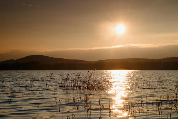 Belo nascer do sol de outono ou pôr do sol com reflexão sobre o nível da água do lago — Fotografia de Stock