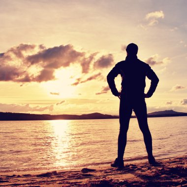 Bay güneş üzerinde görmek düşüş yalnız kişi silüeti