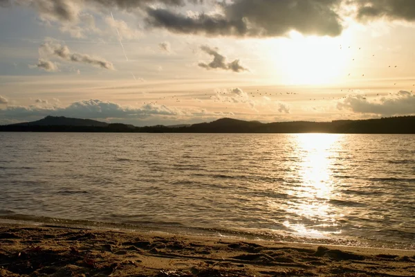 夕暮れぼやけた背景照明の海岸線. — ストック写真