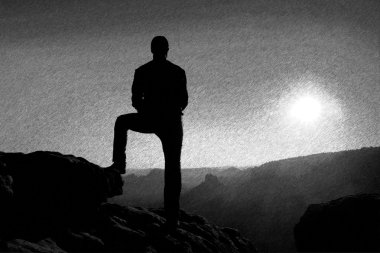 Siyah ve beyaz çizgili retro kroki. Kalçalarına ellerini yaşamalı. Sporcu siluet doğada.