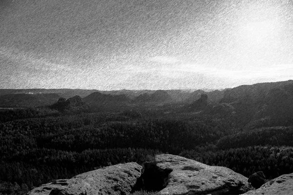 Esboço retrô preto e branco. o nevoeiro é laranja devido ao nascer do sol . — Fotografia de Stock