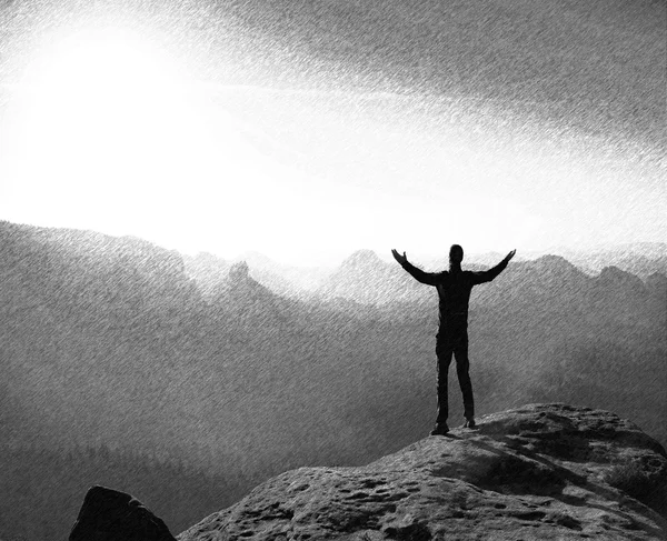 Esquisse rétro en pointillé noir et blanc. Slim touriste sur la falaise de roche dans le parc des empires rocheux — Photo