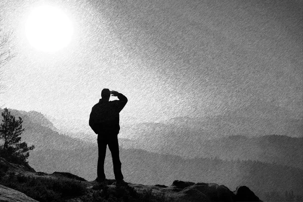 黒と白の破線のレトロなスケッチ。スリムな観光ロック帝国公園の岩の崖の上 — ストック写真