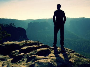 Tepe üzerinde güneş güzel an puslu ve sisli sabah Vadisi'ne doğa mucizesi izlerken kumtaşı kaya üzerinde uzun uzun yürüyüşe çıkan kimse 