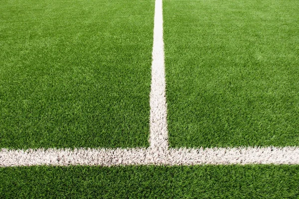 Белая линия на зимнем футбольном поле — стоковое фото
