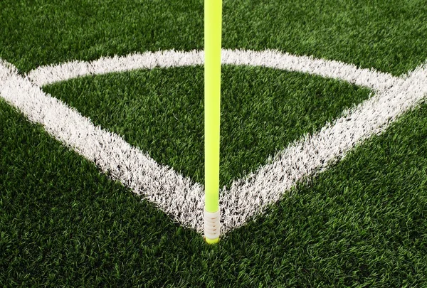 Voetbal veld hoek detail met witte merken en vlag-stok — Stockfoto