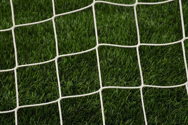 Verbogene Fußballnetze, Fußballnetze aufhängen. Gras auf Fußballplatz — Stockfoto