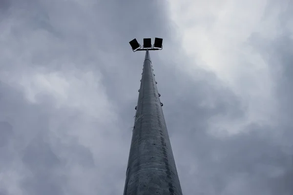 Lampade alte nel parco sul cielo blu scuro sullo sfondo — Foto Stock