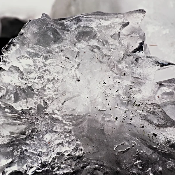 Belo grande pedaço de gelo com rachaduras abstratas. Cachoeira abaixo de geada, banco de fluxo pedregoso e desarrumado — Fotografia de Stock