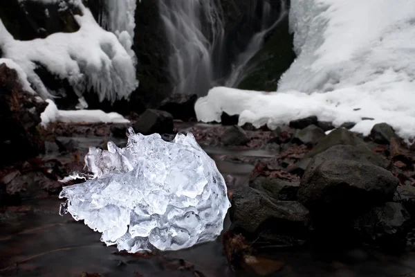 Pedaço espesso de icrystal ce com rachaduras abstratas dentro. Cachoeira abaixo do gelo caído , — Fotografia de Stock