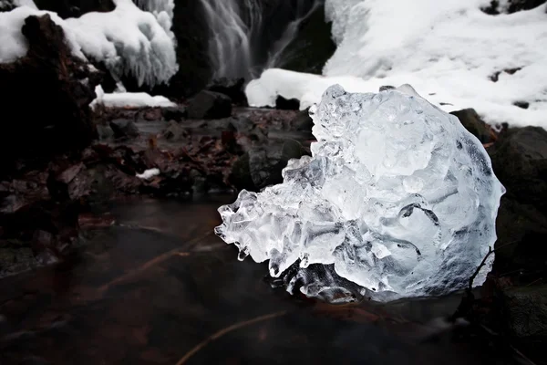 Pedaço espesso de icrystal ce com rachaduras abstratas dentro. Cachoeira abaixo do gelo caído , — Fotografia de Stock
