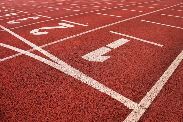 Empieza. Circuito de carreras rojo en el estadio atlético al aire libre —  Fotos de Stock