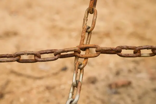 Ensamblada vieja cadena oxidada en cruz, vista de cerca de la cadena y el tornillo —  Fotos de Stock