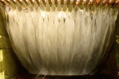 Büyük kristal su akar underground oluğu şelale aşağı in.