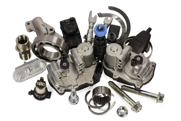 Beyaz bir arka plan üzerinde otomobil parçaları.