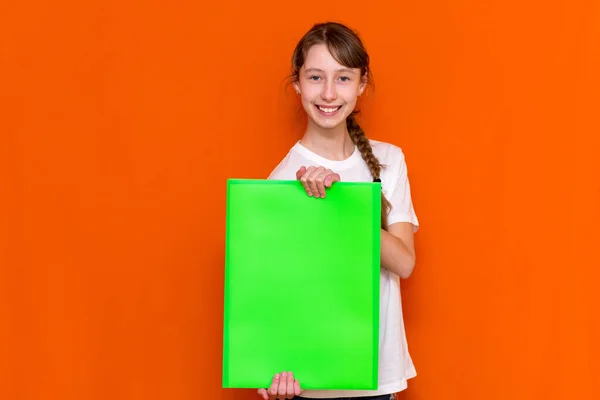 Junge Brünette Junge Schulmädchen Weißem Shirt Halten Einen Knallgrünen Ordner — Stockfoto