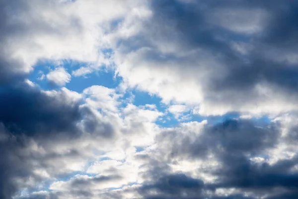 白い雲と素敵な青空の背景秋の暗い日 — ストック写真
