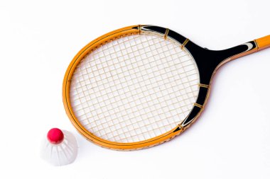 Badminton raketi ve mekik horozu beyazda izole edildi