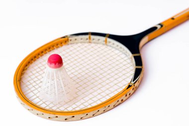 Badminton raketi ve mekik horozu beyazda izole edildi