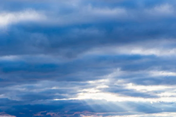 Bom Fundo Azul Céu Com Nuvens Brancas Raios Sol Dia — Fotografia de Stock