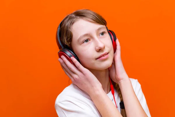 Atraente 12S Menina Branco Shirt Escuta Música Fones Ouvido Vermelhos — Fotografia de Stock