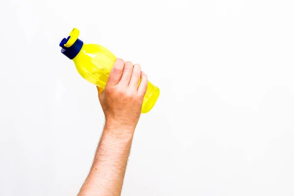 Närbild Image Man Hand Håller Gul Flaska Vatten Isolerad Vit — Stockfoto