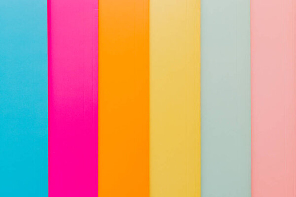 Сборник красочных 6 документов, лежащих на столе.