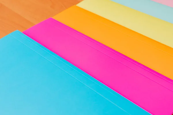 Vista Dall Alto Collezione Carte Multicolori Sdraiato Sul Tavolo — Foto Stock