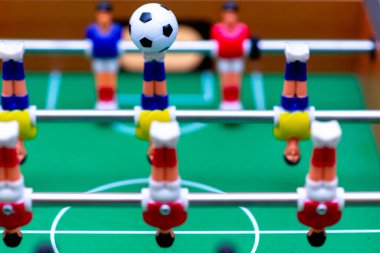 Masa futbolunu kırmızı sarı oyuncularla ve bir topla kapat..