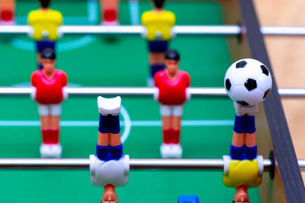 Nahaufnahme Tischkicker Mit Rot Gelben Spielern Und Einem Ball — Stockfoto