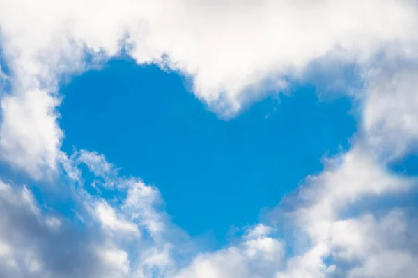 青空に雲から本当の心 バレンタインデー 愛の象徴 — ストック写真