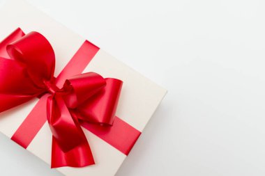 Üst Manzara Cristmas beyaz hediye kutusu sunar kırmızı pruva beyaz stüdyo arka planı.