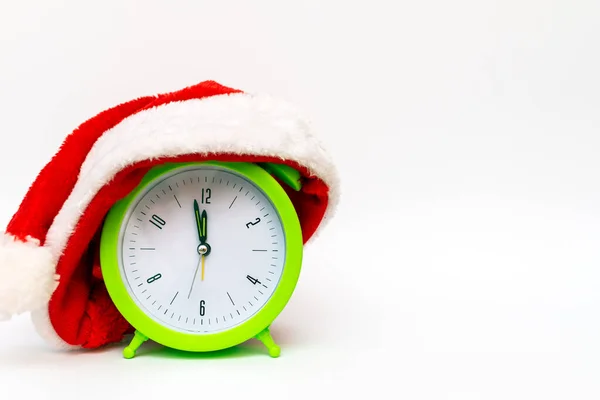 카운트 다운에 New Year Alarm Clock Santa Hat White Background — 스톡 사진