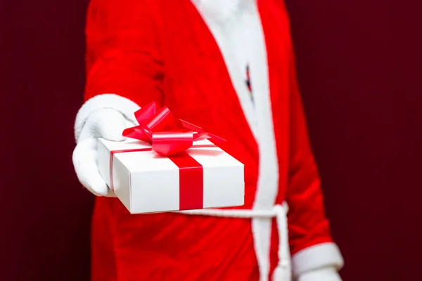 Noel Baba Nın Hediye Kutusunu Tutarken Çekilmiş Görüntüsü Önden Bakınca — Stok fotoğraf