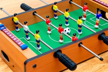 Masa futbolunu kırmızı sarı oyuncularla ve bir topla kapat..