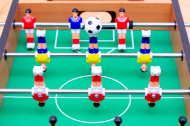 Masa futbolunu kırmızı sarı oyuncularla ve bir topla kapat..