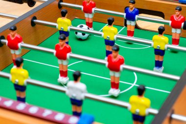 Masa futbolunu kırmızı sarı oyuncularla ve bir topla kapat..