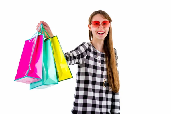 Menina Adolescente Feliz Segurando Sacos Compras Coloridos Sobre Fundo Estúdio — Fotografia de Stock