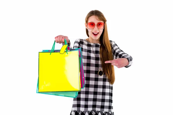 Menina Adolescente Feliz Segurando Sacos Compras Coloridos Sobre Fundo Estúdio — Fotografia de Stock