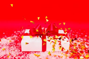 Noel hediyesi, kutu, xmas geçmişi, soyut taklit kar yağışı kışı. Yeni yıl konsepti. Stüdyo çekimi..