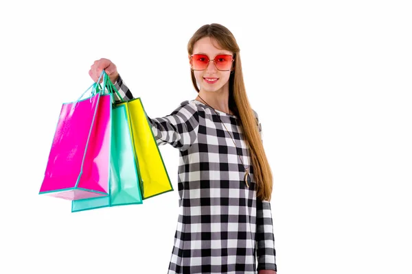 Menina Adolescente Feliz Segurando Sacos Compras Coloridos Sobre Fundo Estúdio — Fotografia de Stock