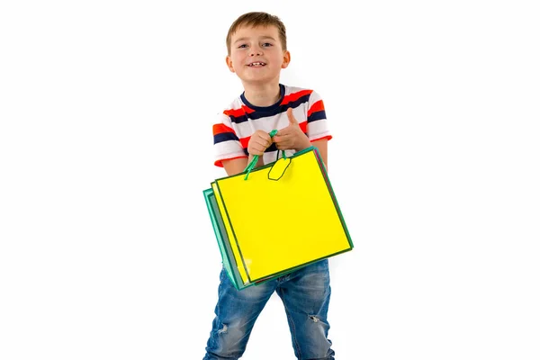 Closeup Menino Segurando Compras Sacos Multicoloridos Holiday Sale Fundo Branco — Fotografia de Stock