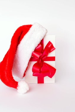 Noel Baba şapkalı hediye. Kapatın.