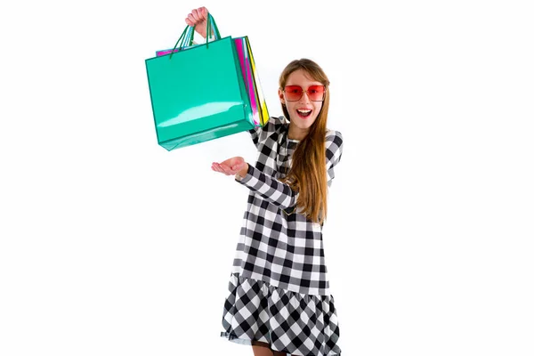 Ευτυχής Έφηβος Κορίτσι Κρατώντας Χρωματιστές Τσάντες Ψώνια Πάνω Από Λευκό — Φωτογραφία Αρχείου