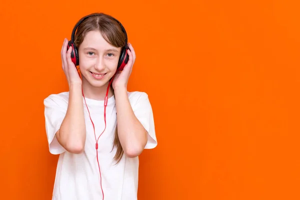 Atrakcyjne 12S Dziewczyna Słucha Muzyki Czerwone Słuchawki Zbliżenie Studio Kryty — Zdjęcie stockowe