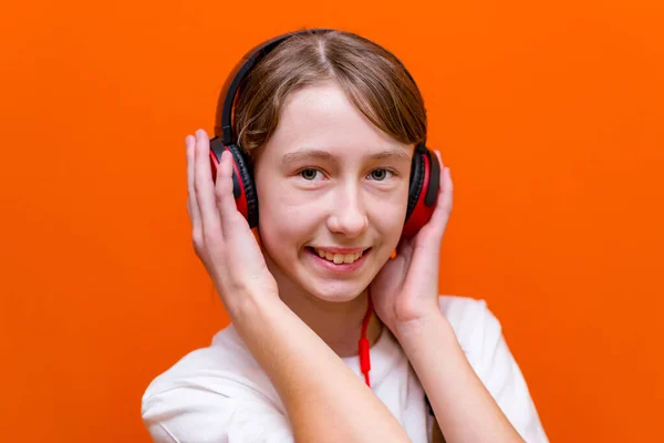 Atraente 12S Menina Escuta Música Fones Ouvido Vermelhos Close Estúdio — Fotografia de Stock