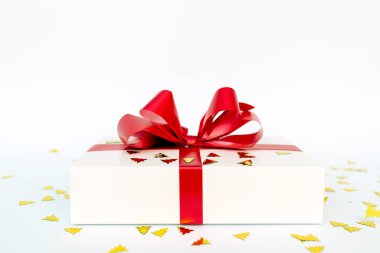 Noel hediyesi, kutu, Noel arkaplanı, soyut taklit kağıt Noel ağaçları. Yeni yıl konsepti. Stüdyo beyazı arka plan.