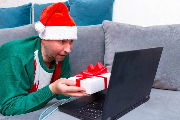 Homme Échange Virtuellement Des Cadeaux Noël Avoir Appel Vidéo Sur — Photo