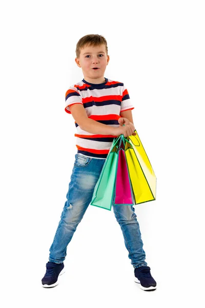 Крупный План Маленький Мальчик Держит Покупки Разноцветные Сумки Holiday Sale — стоковое фото