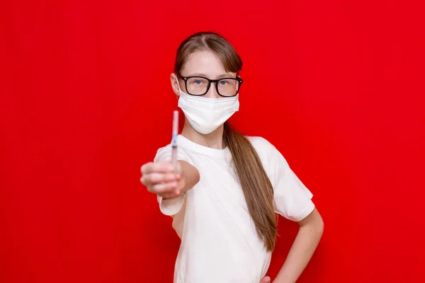 Adolescente Menina Coronavírus Máscara Médica Com Uma Seringa Suas Mãos — Fotografia de Stock